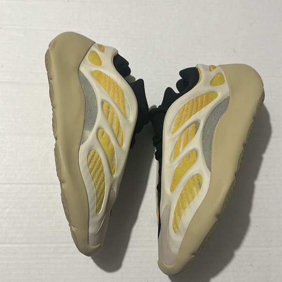 Adidas Yeezy700 V3 Safflower - Picture 3 of 9